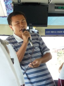 Ce chanteur est tres demande dans l'autocar!