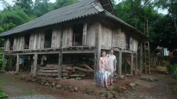 Christine et Christian devant la maison sur pilotis des Muong