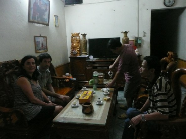 Acceuil avec le the vert dans une famille Vietnamienne en ville de Ha Giang