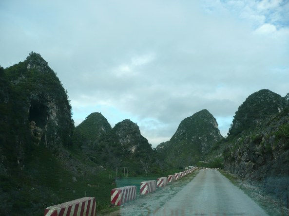 Au dessus des montagnes surnomees la baie d'Halong celeste...