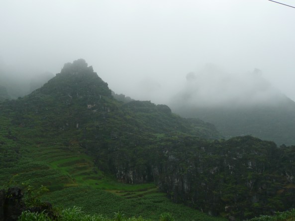 Les montagnes dans la brume