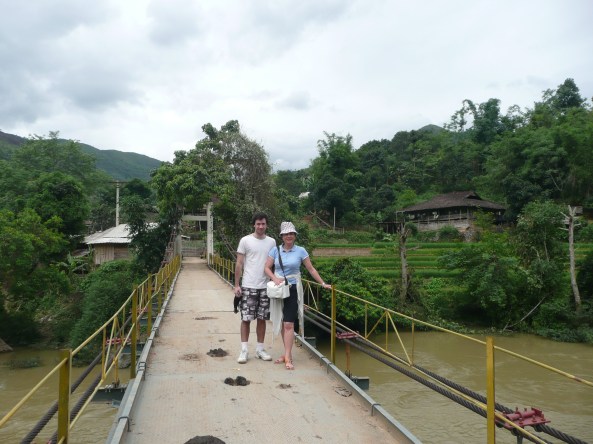 Sur le pont suspendus pour vvisiter un village des Tays en cour de route
