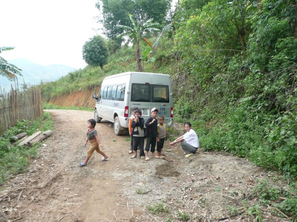 A l'entree du village des Lolos!