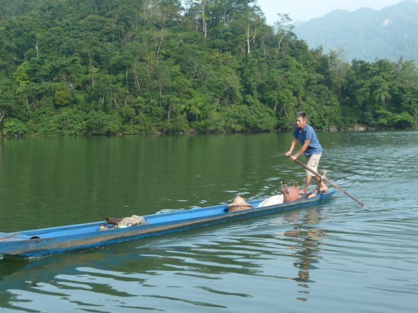 La piroque dans le lac!