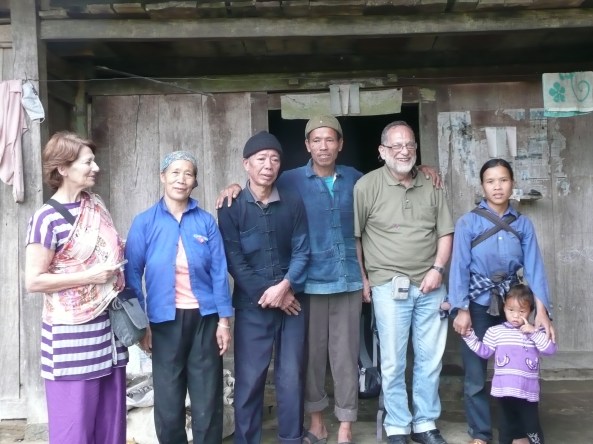 Mr et Mme Bercovier avec la famille de l'ethnie DAO en cour de route