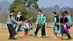 la-danse-acconpagnee-du-khen-des-Hmong