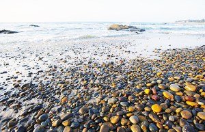 La-plage-de-galets-a-sept-couleurs